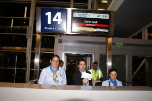 El Presidente de la compañia, Dr Mariano Recalde, en Ezeiza, al momento de la inauguración del vuelo AR a Nueva York.