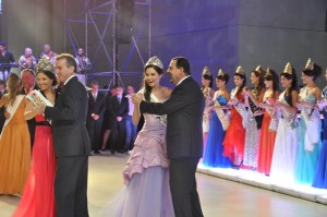 El gobernador Francisco Pérez bailó con la Reina Nacional 2013 Candela Suyai Berbel y el Vicegobernador Carlos Ciurca hizo lo propio junto a la Virreina Nacional 2013 Nadia González.