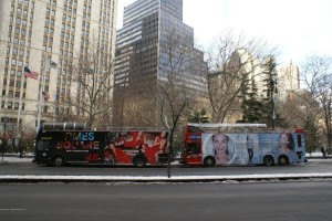 Con la New York Pass también tenés la opción de recorrer NYC en los buses _Hop-on Hop-off_  donde subís y bajas las veces que quieras.