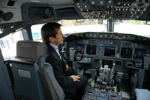 El Presidente de Aerolíneas, Mariano Recalde en la cabina del B737-800.