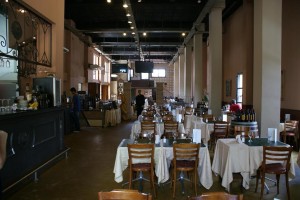 En Colón se destaca el Restaurante La Plaza, con excelente ambientación y buena relación calidad-tarifas.