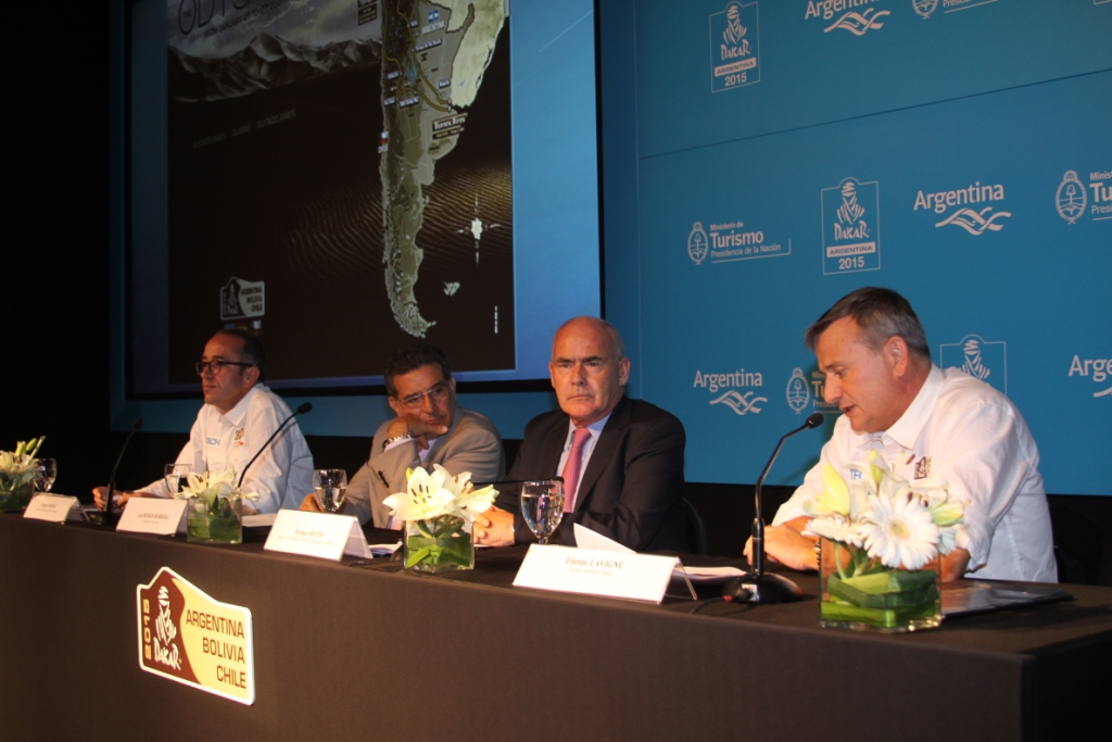 El director de Relaciones Exteriores de ASO, Grogory Murac; el gobernador de La Rioja, Luis Beder Herrera; el ministro de Turismo de la Nación, Enrique Meyer; el director del Dakar, Etienne Lavigne, durante el anuncio del Dakar 2015 en el Palacio San Martin.