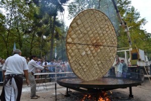 Fiesta provincial d ela Torta frita en Mercedes. Los días 12 y 13 de abril, desde las 11, en el Parque Municipal Independencia. Preparación de la torta frita gigante más grande del país