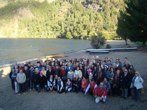 La postal de San Martín de los Andes y el lago Lacar con los dirigentes de FEHGRA.