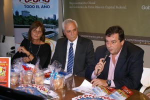 Silvia Vallory, Hugo Marsó y el intendente Mariano Rebord en la presentación en Buenos Aires.