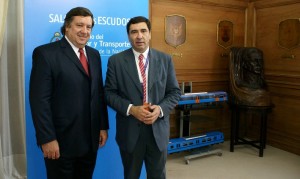 Subsecretario Rodríguez Erneta y Ricardo Seronero en el Salón de los Escudos en Casa de Gobierno.