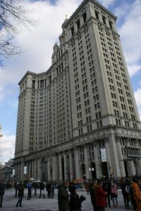 Ubicado en la intersección de la Chambers Street y la Centre street, el Municipal Building, es uno de los mayores edificios gubernamentales del mundo.