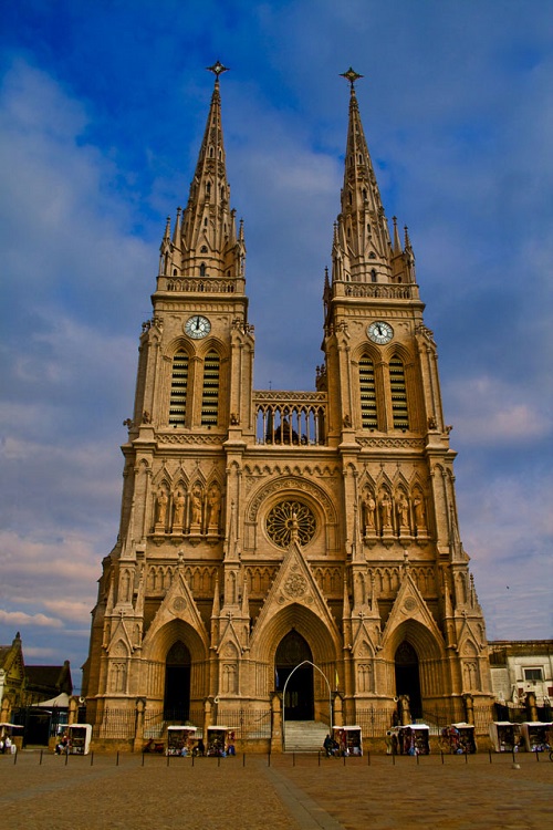 Dedicada a Nuestra Señora de Luján, la patrona de la Argentina, la Basílica se la considera uno de los edificios más importantes del estilo neogótico.