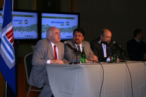 El Ministro Carlos Casamiquela, el Gobernador Closs, el titular del INTA, Francisco Anglesio en la presentación en Buenos Aires.