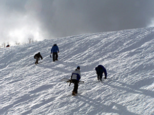 En invierno el Parque de Nieve Batea Mahuida, ofrece a los amantes de la nieve practicar esquí alpino, paseos en moto de nieve.