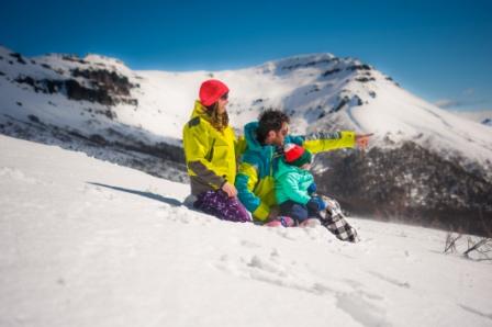 Los destinos y centros de esquí de la provincia, presentarán todas sus novedades, en una exposición de turismo invernal que se realiza en Santiago.