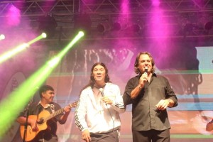 Oscar Macias junto a Pablo Lezcano entonando la Cancion del Surubí.