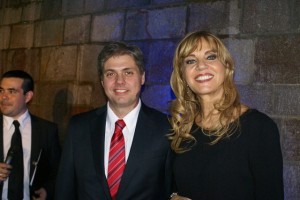 El secretario de Turismo de Chubut , Carlos Zonza Nigro y Teté Coustarot.