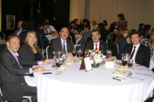 Los empresarios Rodolfo Améndola, Claudia González, Gonzalo Yrurtia, Mario Zavaleta y Horacio Reppucci en la cena del Buy Argentina.