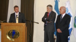 Casimir Platzer en uso de la palabra junto a Roberto Brunello y el Ministro de Turismo de la Nación Argentina, Enrique Meyer.