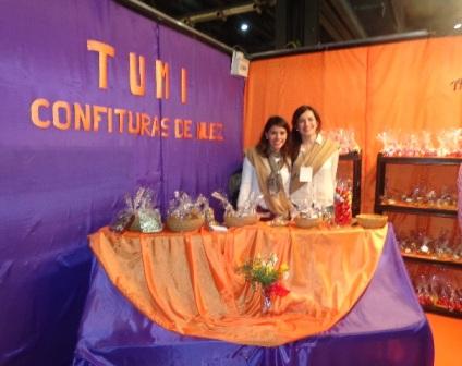 Promotoras en un stand de confituras de Tucumán.