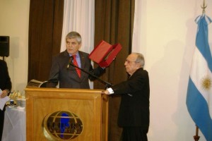 El Pte de Fehgra, Roberto Brunello entrega el premio a la trayectoria al Ing. A. Gómez.