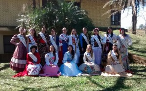 Candidatas a reinas en Federacion de Colectividades luego del lanzamiento en Oberá.