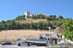 Uno de los edificios de Bodegas Protos con la imponente vista del castillo de Peñafiel en la cima del monte.
