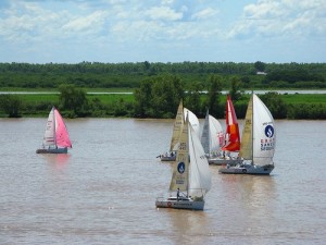 El río ofrece un paseo por el delta a vela y en silencio, como en un rápido jet ski o hacer remo o kayak es posible en las costas nicoleñas.