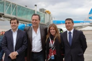 Mariano Recalde, Gustavo Santos, Sandra Toledo y Fabián Lombardo minutos antes de la partida del vuelo desde el Aeropuerto Internacional Córdoba Ambrosio Taravella.