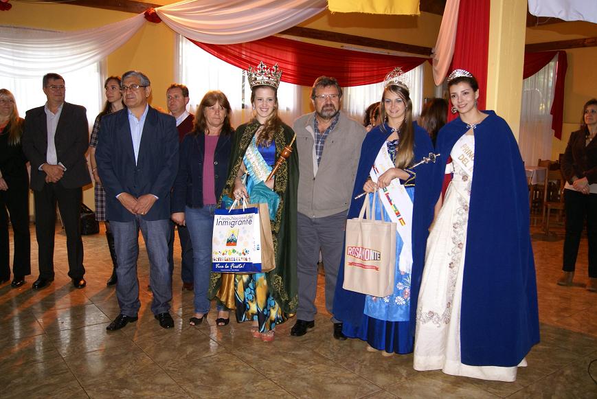 Bernabé Aguirre, Pte Colectividades y el intendente de Oberá Ewaldo Tito Rindfleisch recibieron a las reinas nacionales.