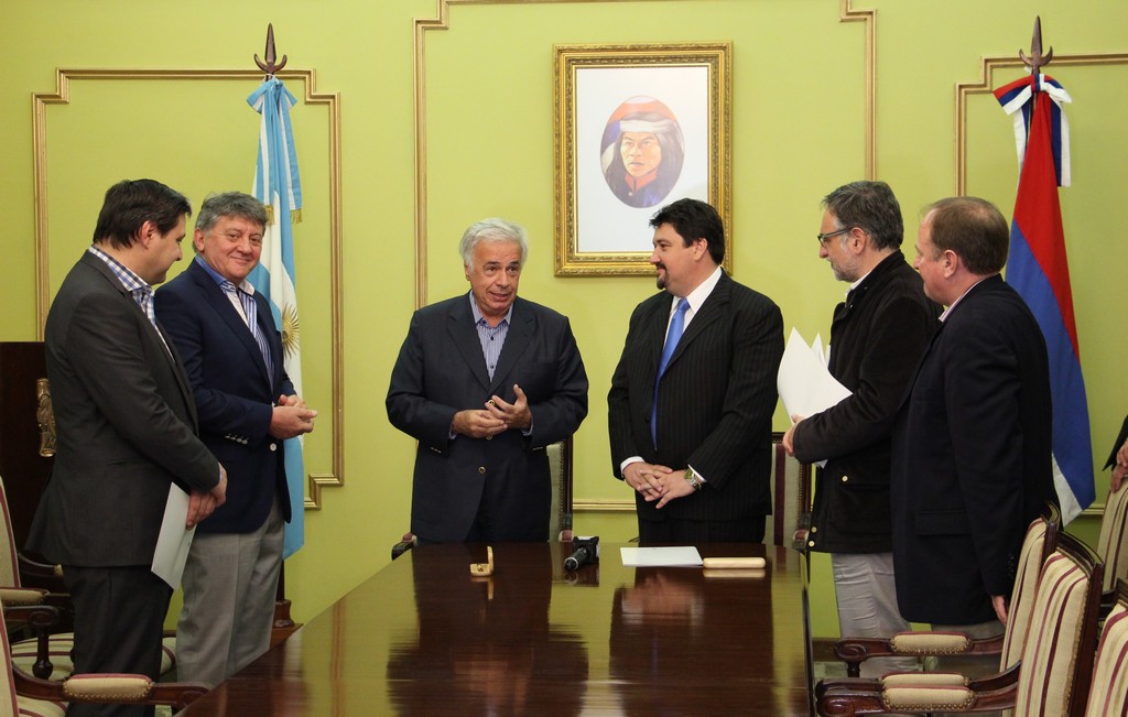 Carlos Alesandri, De la Sota, Closs, Dobrusin y Blodek en la firma de acuerdos de promoción.