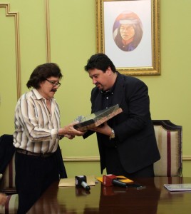 Closs entregando un presente a Ramón Ayala.