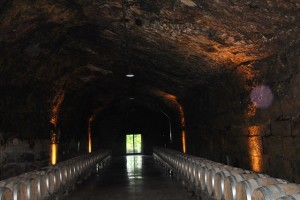 Túnel subterráneo en Bodega Roda que alberga barricas de vino. Al final, terraza sobre el río Ebro.