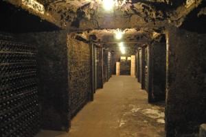 Túnel subterráneo de guarda de vinos históricos en  Bodega López de Heredia.