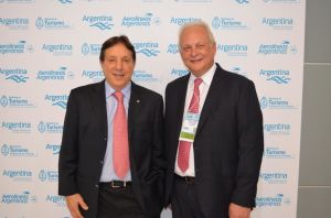 Oscar Ghezzi, Presidente de CAT y el Secretario de Turismo de la Nación, Daniel Aguilera en el stand argentina en Abav.