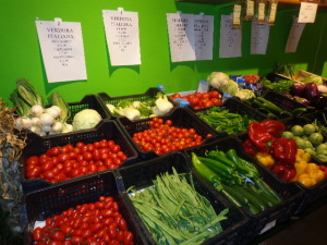 Mercado de verduras frescas en Montalcino.