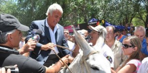 El Gobernador de la Sota participa del Rally de Burros en Mina Clavero.