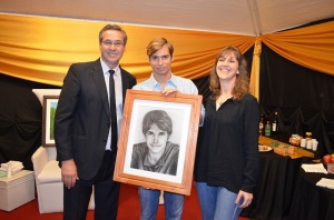 El Intendente de Apóstoles, Mario Vialey entrega un cuadro de recuerdo a Carlos Baute. 