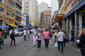 Rua 25 de Marco. Zona de comercios y tiendas populares.