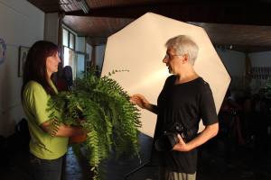 Steinberg fotografío a una serie de floricultores con flores en mano, con la intención de generar un catálogo publicitario que colabore en la comercialización profesional y a mejorar las ventas de orquídeas.