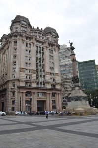 Tribunal de Justicia y Monumento Gloria Inmortal a los fundadores de San Pablo .