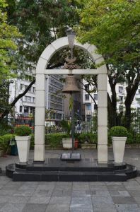 “El Marco de la Paz”, monumento inaugurado en el año 2000, que busca inspirar en los Pueblos del Mundo la construcción de la Cultura de la Paz.
