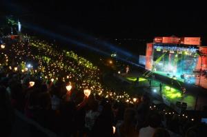 Máa de 1500 antorchas iluminaron el anfiteatro.