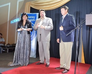 Patricia Durán, Gobernador Murice Closs y Marcelo Ghione reciben un cheque para emprendimientos turísticos.