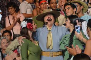 Ramón “el mensú” Ayala empezó a cantar sus temas más representativos, mientras que bailaba con jovencitas que se acercaban para compartir ese momento con el creador del Gualambao.