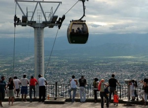 Cumbre del Cerro San Bernardo y teleférico en Salta.