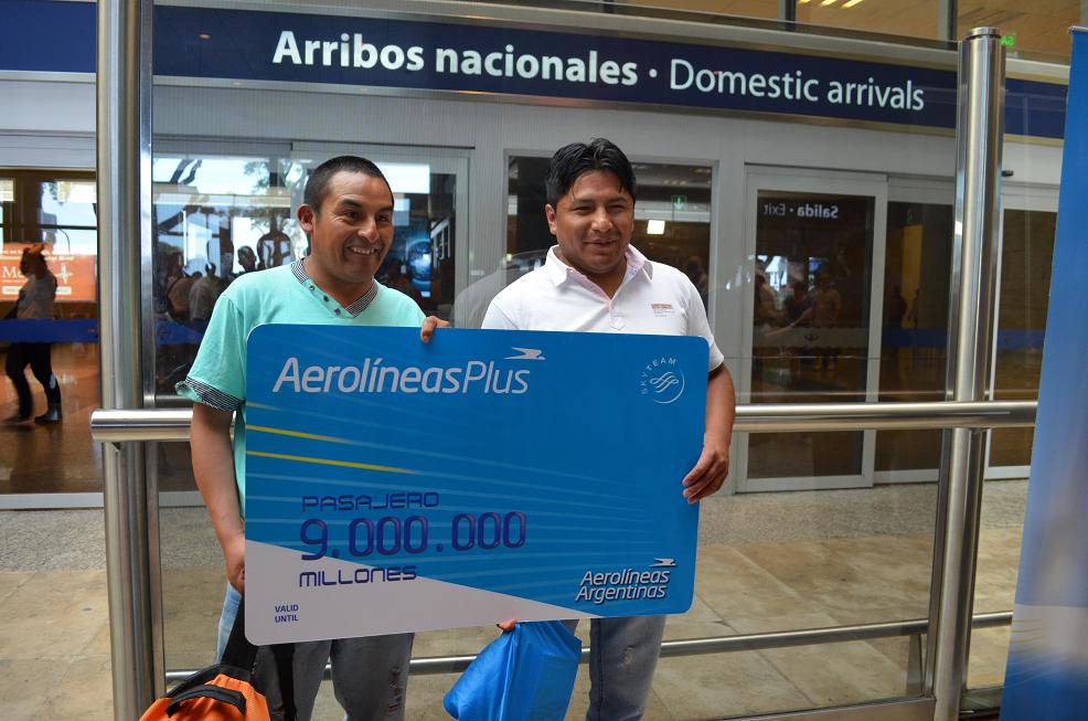 El pasajero número 9 millones fue Hernán Guanuco, que arribó en el vuelo  AR 2463 de Salta.