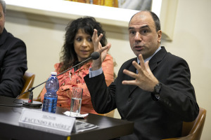 Facundo Ramirez en la conferencia de prensa  Misa Criolla  en el Vaticano.