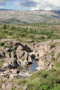 Nido De Aguilas, el balneario más popular de MinaClavero‬, con mezcla de playas, rocas, aguas manzas y aguas profundas.... Los clavadistas locales deleitan a la gente con sus saltos!