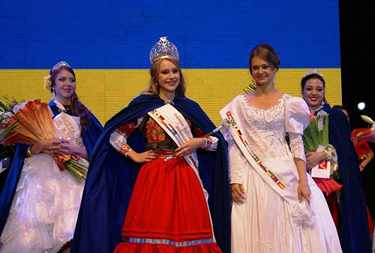 Reina Nacional, Daiana Sawczuk, de la Colectividad ucraniana_ 1ra princesa la brasileña Analía Rocholl y 2da princesa, la española Araceli Espíndola junto a la reina saliente.