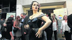 Tita Merello, una de las cantantes de tango y actrices más entrañable tiene su propia escultura en el Pasaje Carlos Gardel, en plena zona del Abasto.