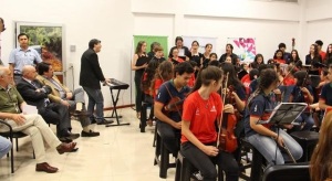 Una orquesta de infanto-juveniles se prepara para tocar en el acto de la firma del convenio por la realización de Iguazú en Concierto 2015.