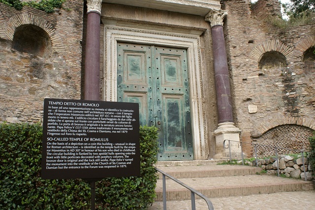 El Templo de Rómulo fue identificado durante mucho tiempo como el templo dedicado a Valerio Rómulo, hijo divinizado de Majencio.