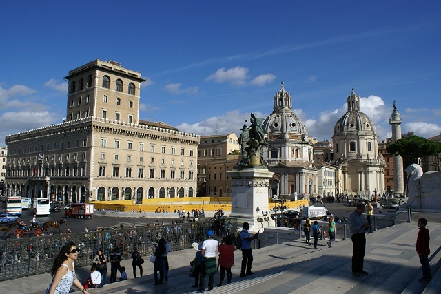 La Piazza Venezia, con la Columna Trajana, vista desde el monumento a Victor Emmanuel II.